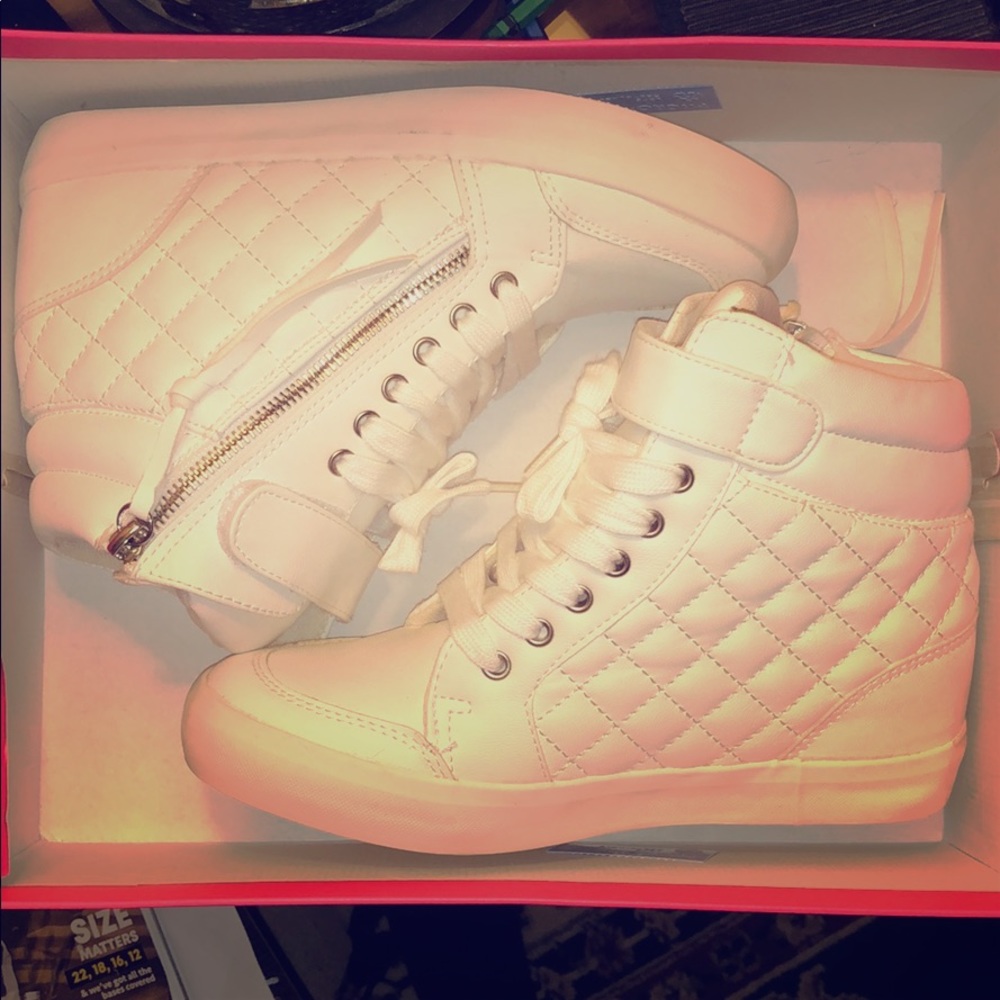 JustFab New White Ankle Boots Quilted pattern